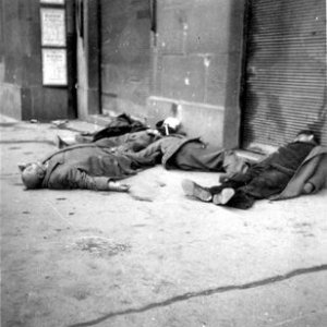 Civil holttestek az utcán (Forrás: Magyar Nemzeti Múzeum/96.140me1)
